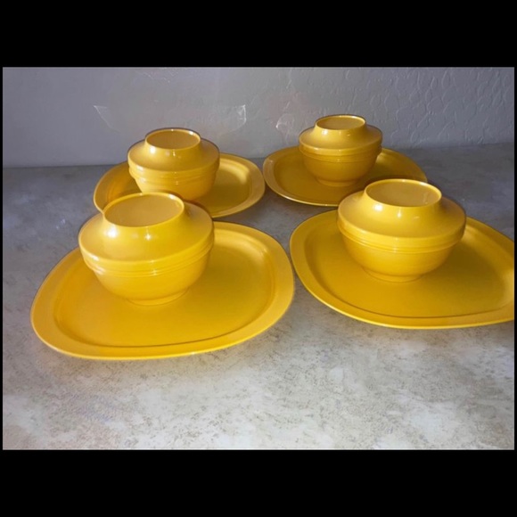Tupperware yellow set!